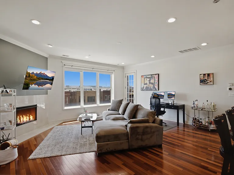 2801 N Oakley Ave #203 — Photo 2