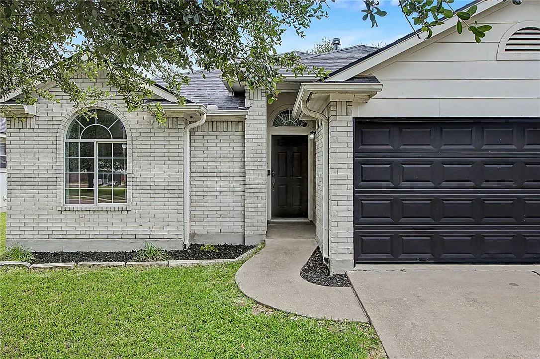 3 bed, 1001 sqft, $1,800 — Photo 2