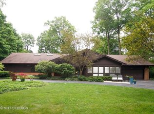221 Town Acres Ln, Roselle, IL 60172