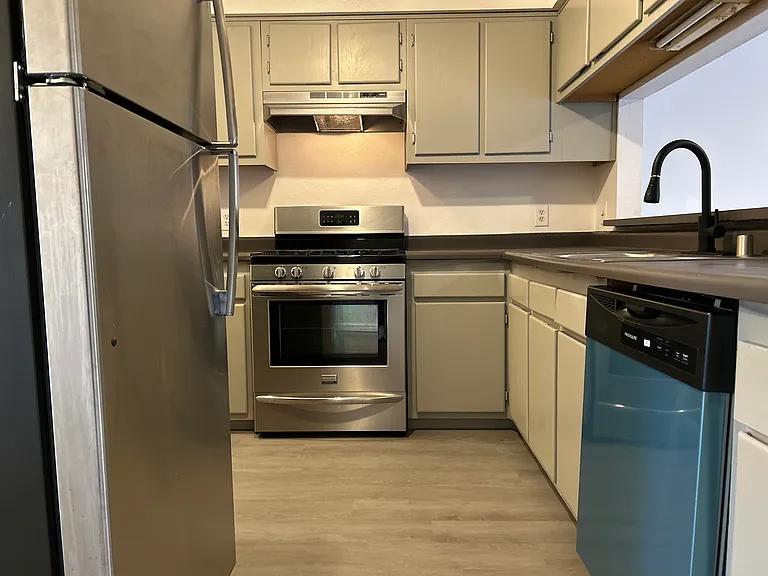 1855 Girard Blvd NE — Photo 5