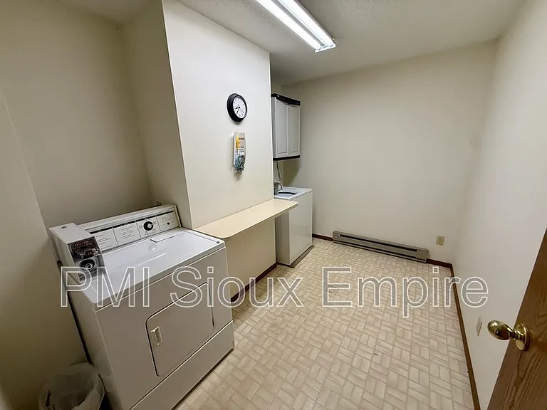 1101 E 9th St #1 — Photo 9