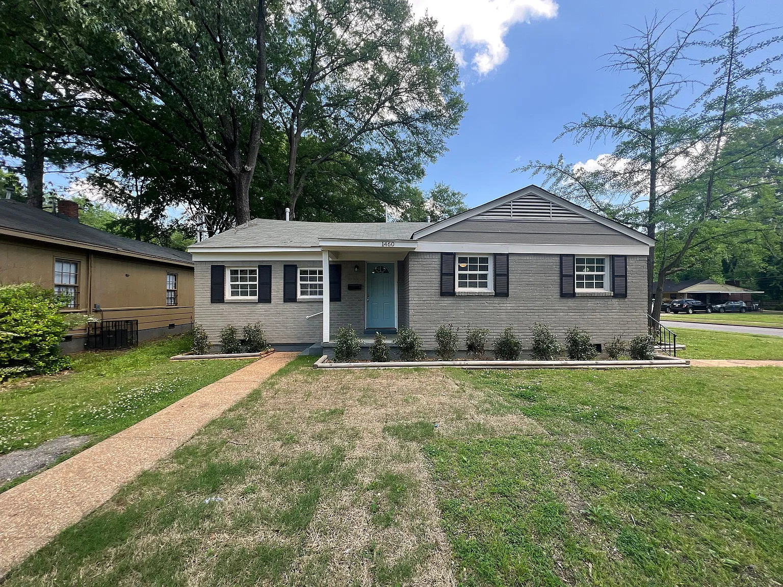 1460 Robin Hood Ln — Photo 1