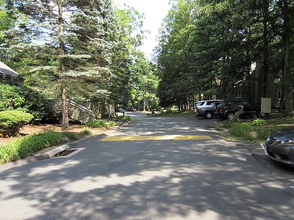 4th image of 9 Talcott Gln