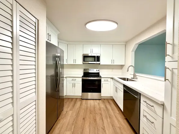 520 100th Ave SE APT 15, Bellevue, WA 98004