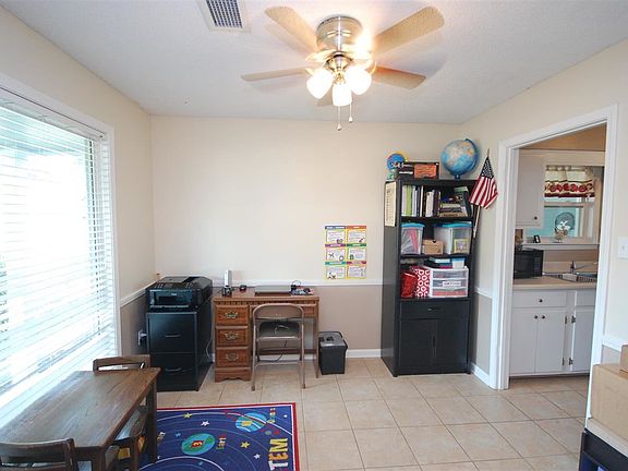 3rd image of 6075 Colonyhill Dr