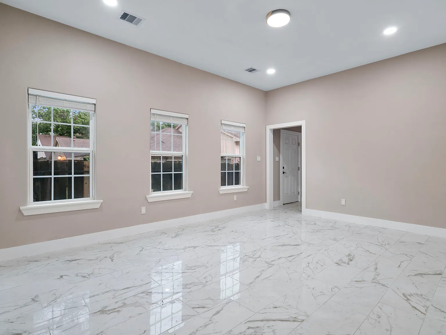 3 bed, 1960 sqft, $1,999 — Photo 3