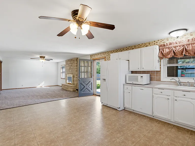 7804 N Seneca St — Photo 5