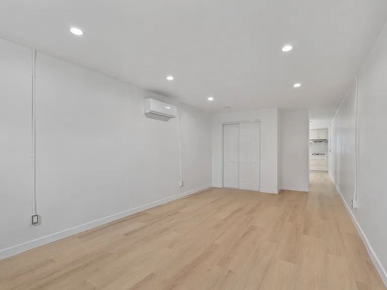 1195 Georgia St — Photo 8