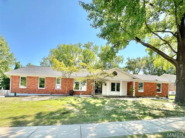 240 Greentrails Dr S, Chesterfield, MO 63017