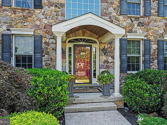4th image of 396 Augusta Dr