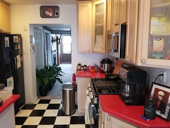 4th image of 806 Catharine St #3