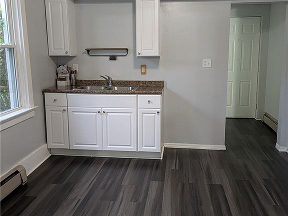 5th image of 946 Beaver Rd
