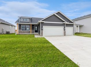 313 NE Country Meadow Dr, Ankeny, IA 50021