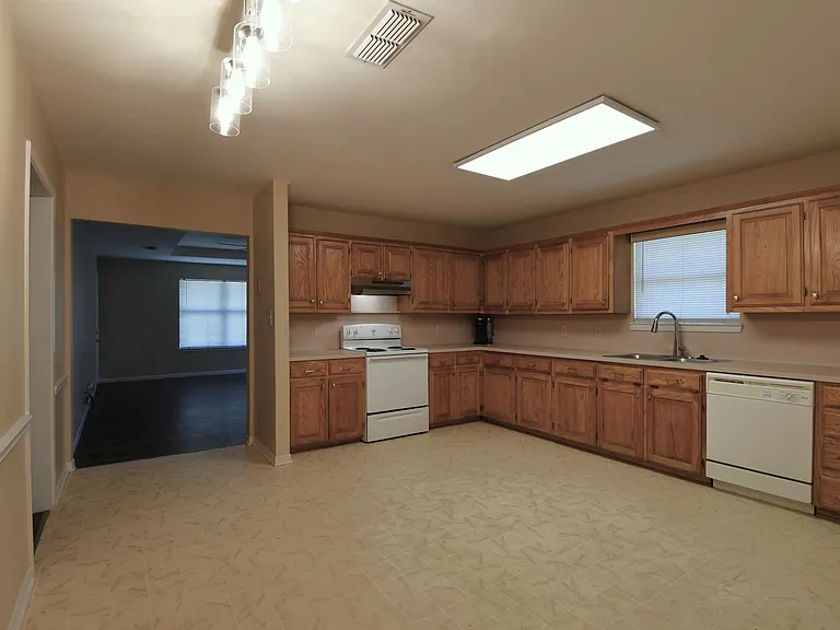 2529 Westminster Dr — Photo 7