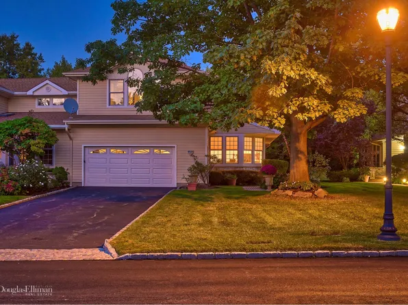 151 Firestone Cir, Roslyn, NY 11576