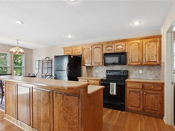 4th image of 607 NW Albatross Cir