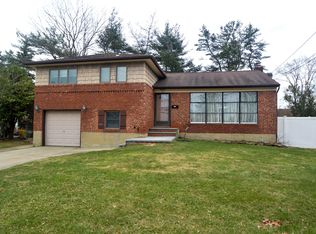 27 Tudor Rd, Hicksville, NY 11801