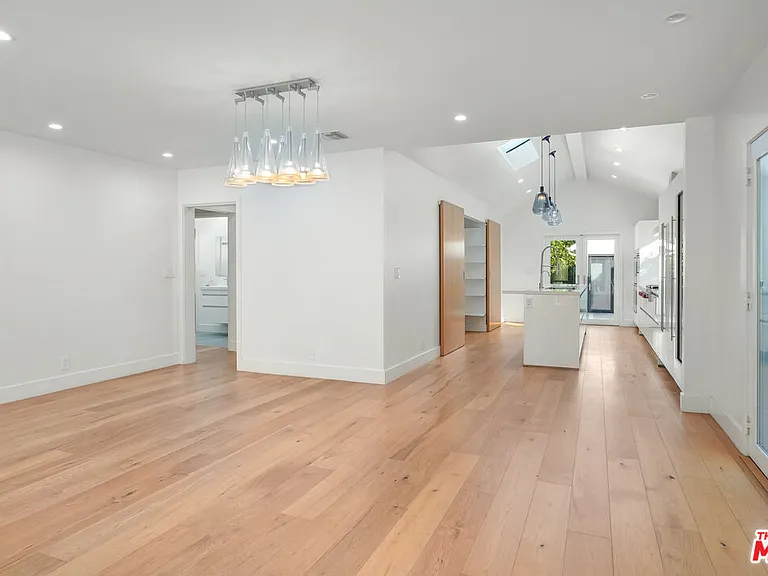 564 N Arden Blvd — Photo 7