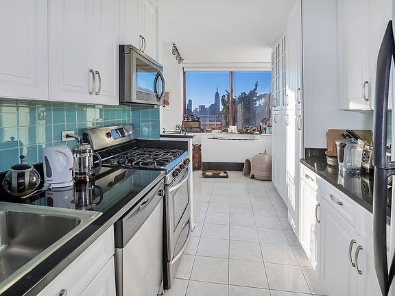 5th image of 4-74 48th Ave Penthouse 1A