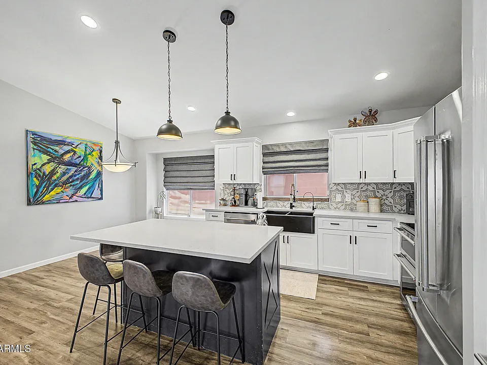 1119 E Pontiac Dr