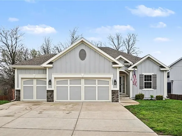 1032 E 14th St, Kearney, MO 64060