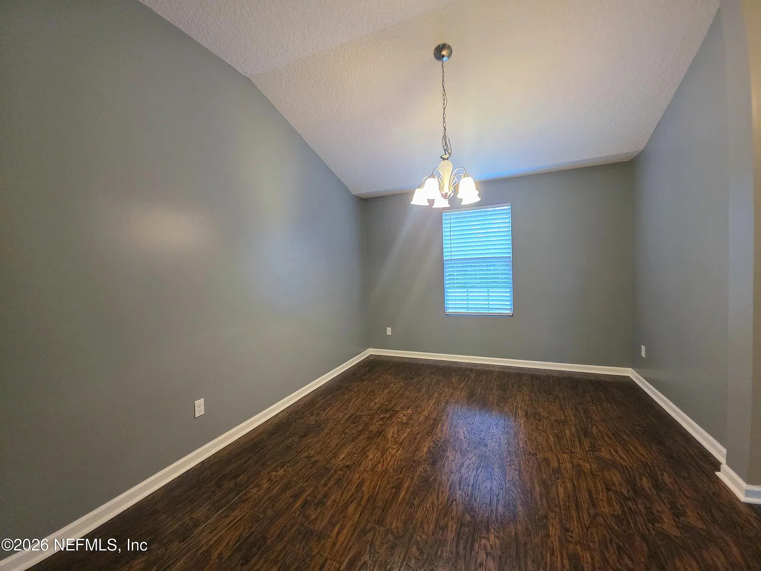 3 bed, 2.0 bath, 1723 sqft, $2,100 — Photo 2