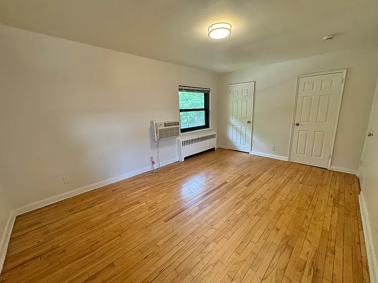 Primary big enough for any size bed apt 125 A7