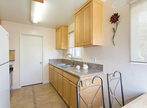 3rd image of 610 S Marguerita Ave
