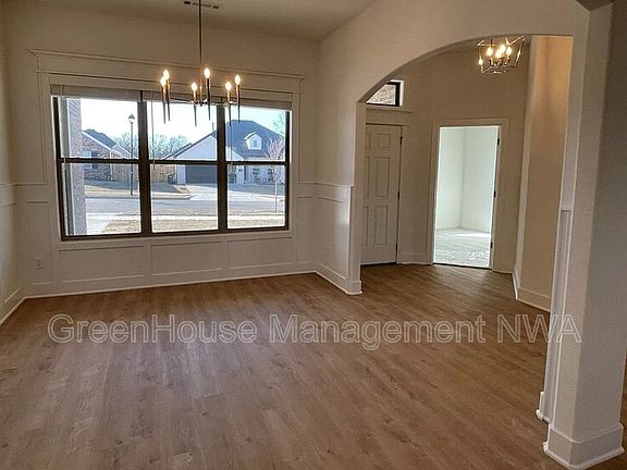 3rd image of 1574 N Pershing St