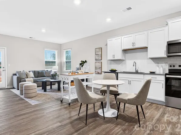 663 13th Avenue Dr NE, Hickory, NC 28601