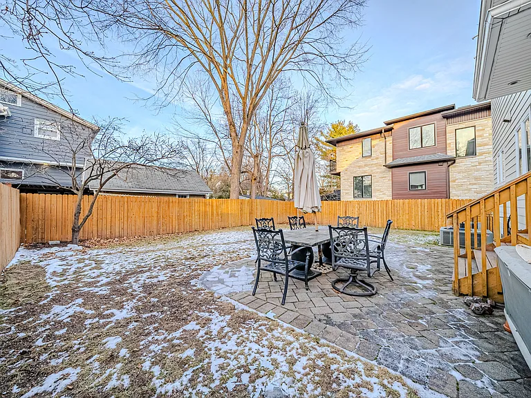 47 Columbus Dr — Photo 27