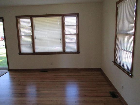 2nd image of 3329 Woodlawn Ave