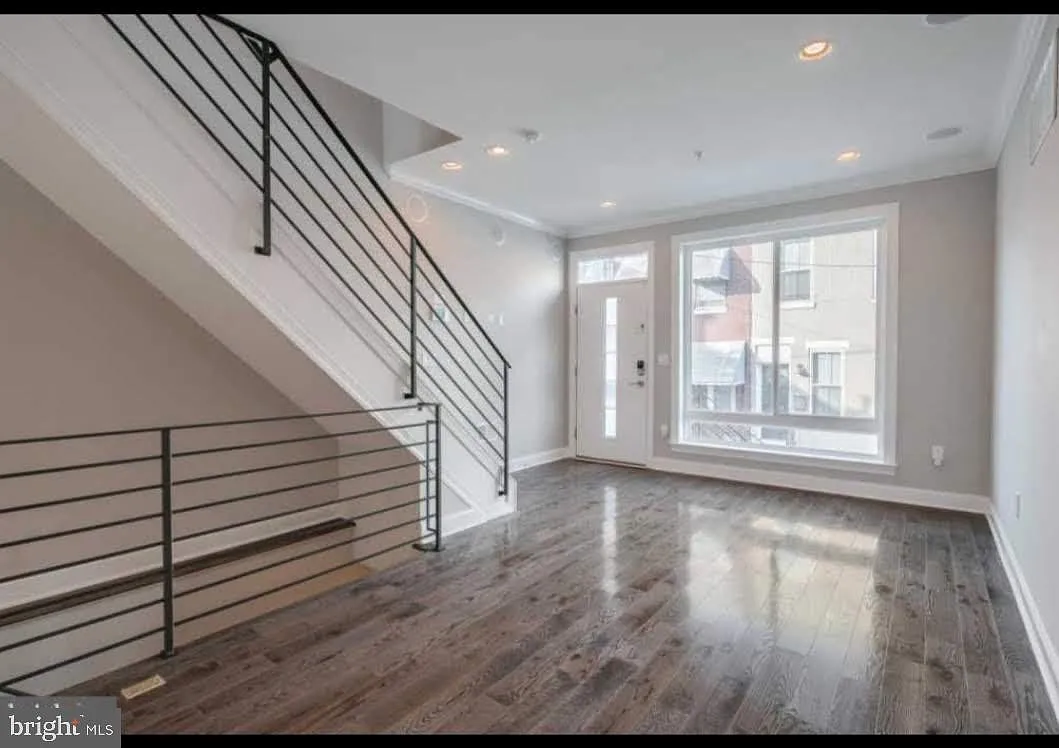 4 bed, 3.0 bath, 1504 sqft, $2,675 — Photo 2
