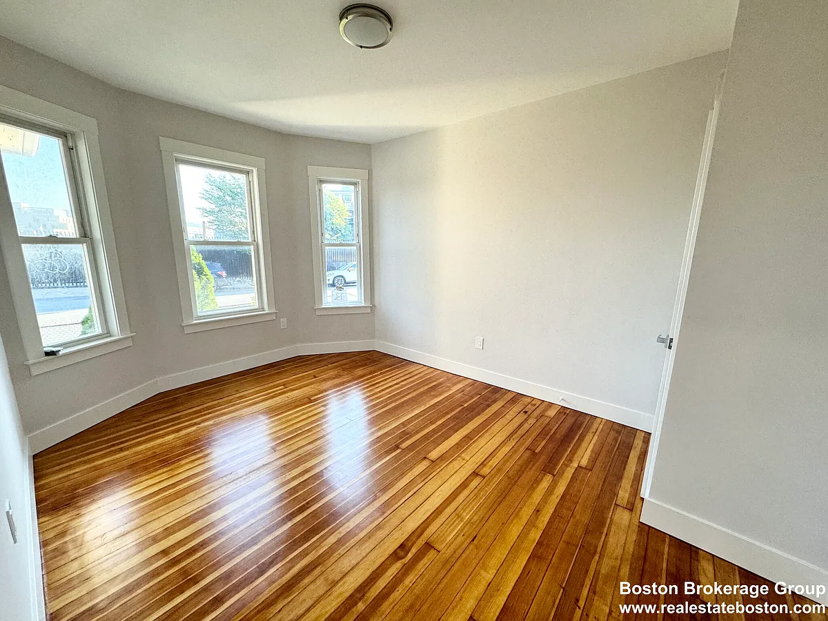 Room 1 - 147 E Cottage St #1