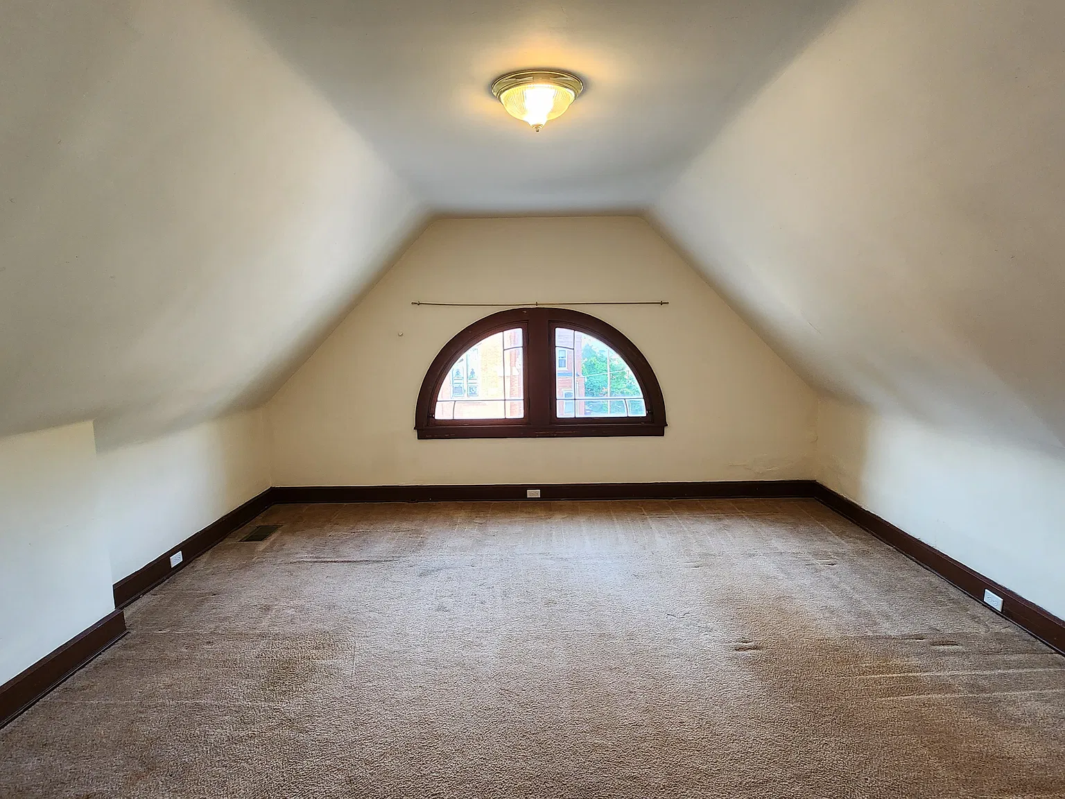 6 bed, 2.5 bath, 2236 sqft, $3,750 — Photo 3