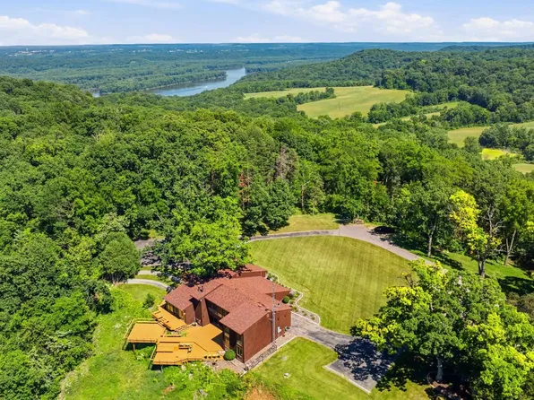 3485 Echo Hills Dr, Bellevue, IA 52031