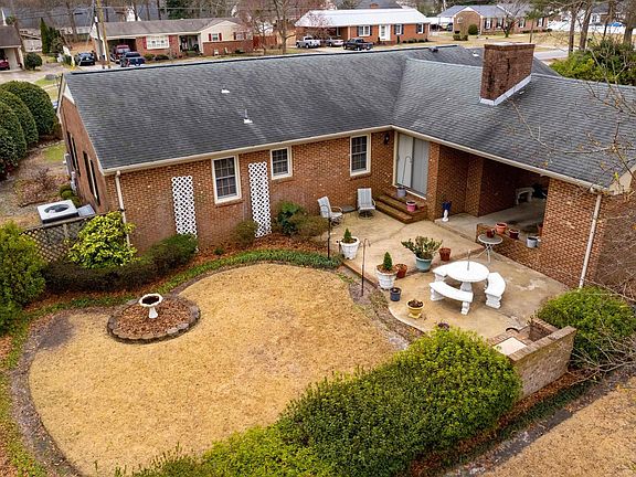 5th image of 207 Pinewood Dr