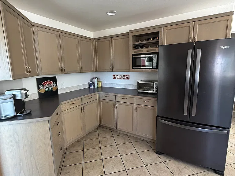 Ample counters and cabinets