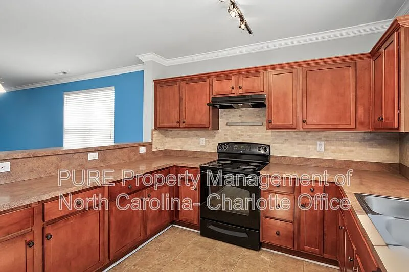3 bed, 2.5 bath, 1299 sqft, $1,799 — Photo 4