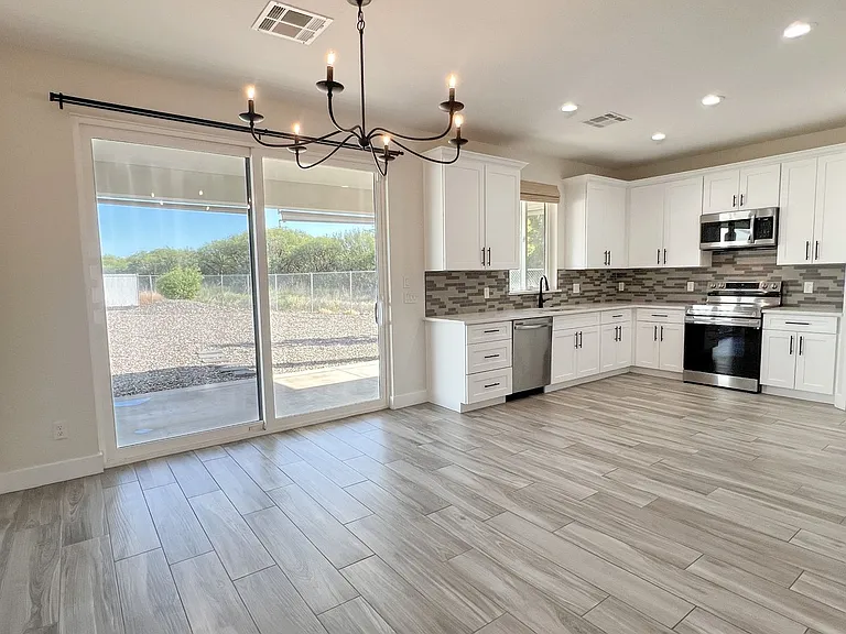 392 N Homestead Pkwy — Photo 3