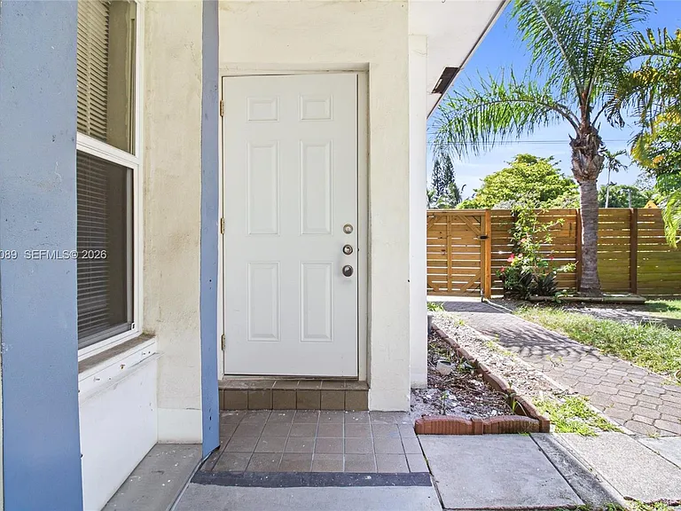 610 SW 2nd Ave #1 — Photo 3