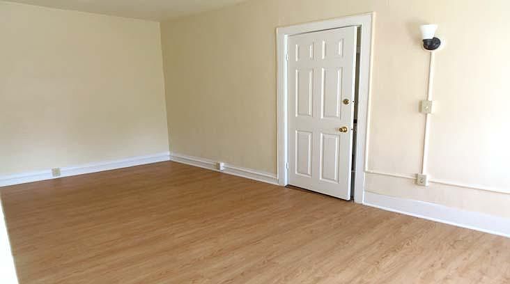 Immediately enter the living room