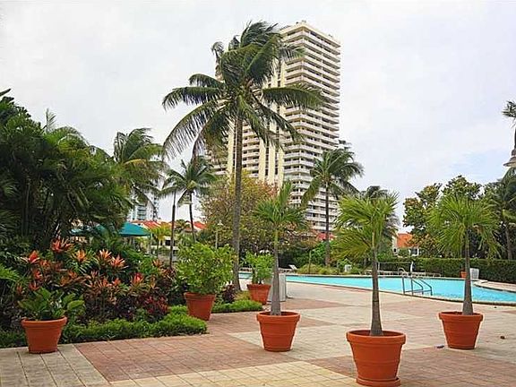 5th image of 19390 Collins Ave APT 1621
