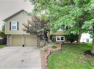 807 Graystone Dr, Grain Valley, MO 64029
