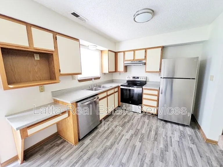 2115 Highridge Dr #B — Photo 7