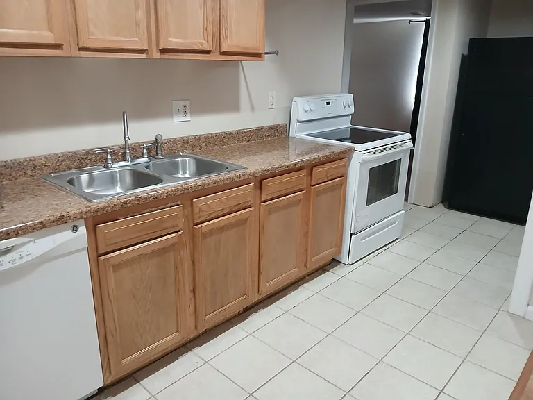 711C S Poplar St — Photo 5