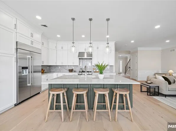 21 Muirfield Ln, River Vale, NJ 07675