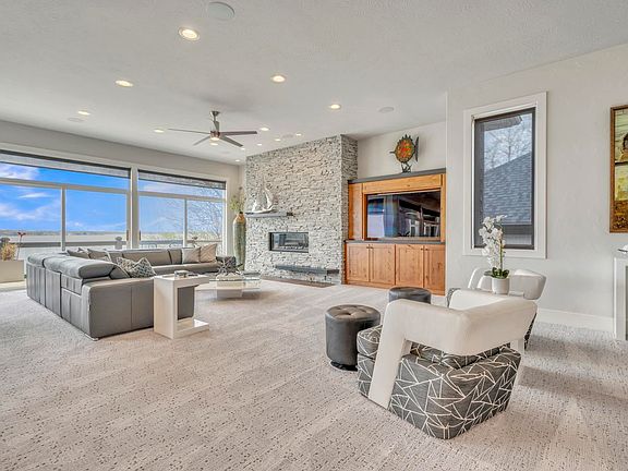 3rd image of 3907 Lake Shore Dr