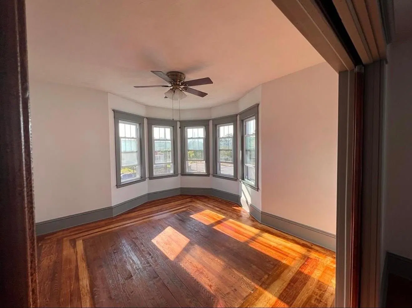 3 bed, 1350 sqft, $1,900 — Photo 2