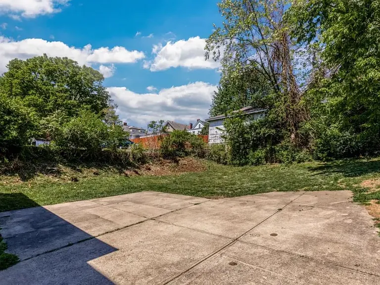 2556 Williams Ave — Photo 26